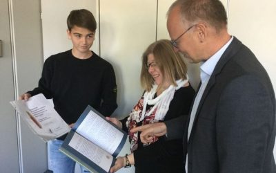 Ein glücklicher Schüler mit schönster Handschrift