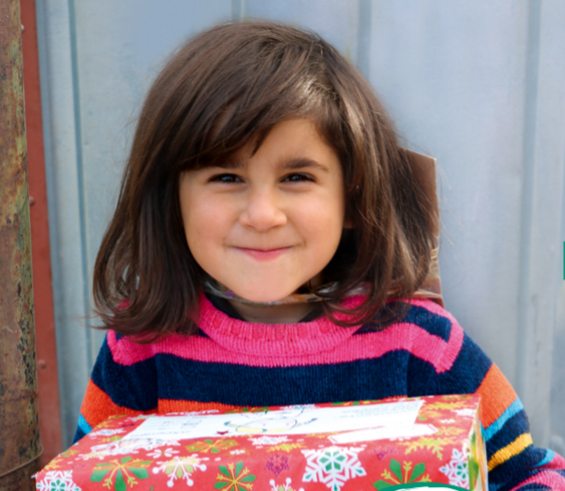 Die Schülerinnen und Schüler der HBS packen Weihnachtspäckchen für Kinder in Not