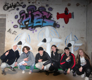 Schülergruppe vor einem Graffiti - zum Artikel Windräder mit vielen Botschaften