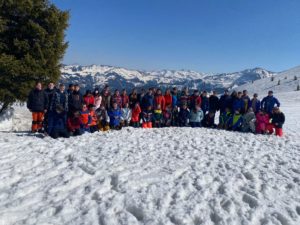 Das Bild zeigt alle Schülerinnen und Schüler sowie die Sportlehrer im Schnee auf der Skifreizeit