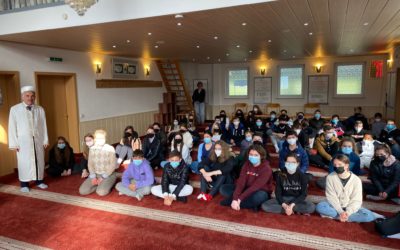Imam lässt für Schüler einen Gebetsruf erklingen