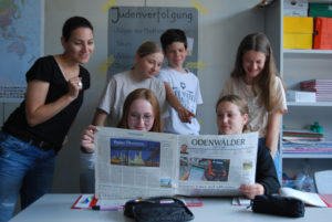 Unser Bild zeigt die Schüler beim Studium der „Odenwälder Zeitung“ unter Anleitung der Deutschlehrerin Sophia Loske.