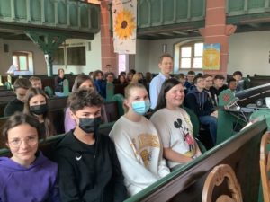 Gemeinsam mit den Schülern der sechsten und siebten Klassen der Heinrich-Böll-Schule betete Schulpfarrerin Barbara Holzapfel-Hesselmann in der evangelischen Kirche in Fürth für den Frieden in der Welt, speziell in der Ukraine.