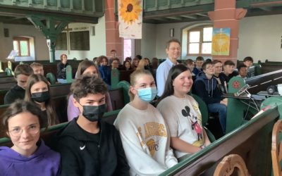 Schüler beten für Frieden in der Welt