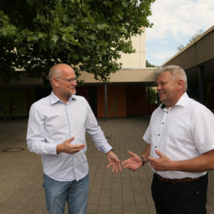 Fürths Bürgermeister Volker Öhlenschläger (r.) beglückwünschte den Schulleiter der Heinrich-Böll-Schule, Alexander Hauptmann, (l.) zum Pilotprojekt „Digitale Welt“, das ab dem kommenden Schuljahr an der integrierten Gesamtschule unterrichtet wird. Die HBS gehört zu zwölf Schule in Hessen, die das Kultusministerium dafür ausgewählt hat.