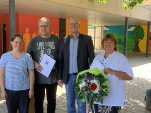 Bild vom Schulleiter Alexander Hauptmann mit Frau Brigitte Harder, Herrn Pustelnik und Frau Egly.