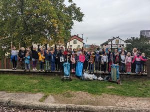 Das Bild zeigt Schülerinnen und Schüler bei der Aktion mit Sammelwerkzeug und Mülltüten.