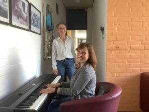 Bild von Frau Erbach und Schulpfarrerin Barbara Holzapfel-Hesselmann mit dem neuen E-Piano.