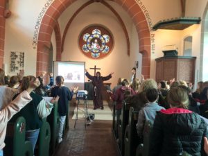 Das Bild zeigt Schülerinnen und Schüler beim Gottesdienst zum Reformationstag.