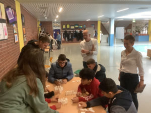 Bild von Schülerinnen und Schülern an einem Tisch bei der Lösung der kniffligen Aufgabe.