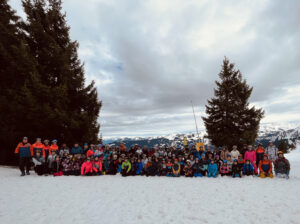 83 Schüler und zwölf Lehrer stehen im Skigebiet nebeneinander