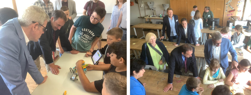 Schüler zeigen den Gästen die Roboter, die sie im Unterricht gebaut habe