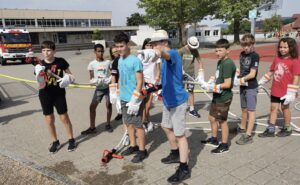 Schüler beteiligen sich auf dem Schulhof an einer Feuerwehrübung