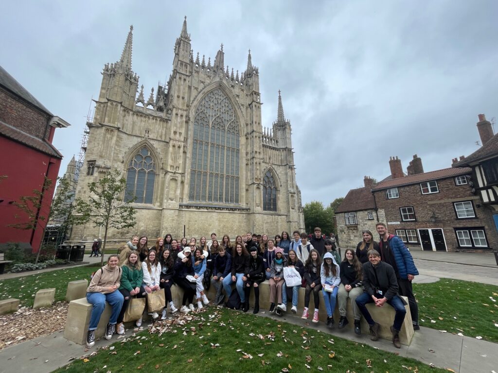 Schüler/innen der HBS stehen vor einem Schloss in England