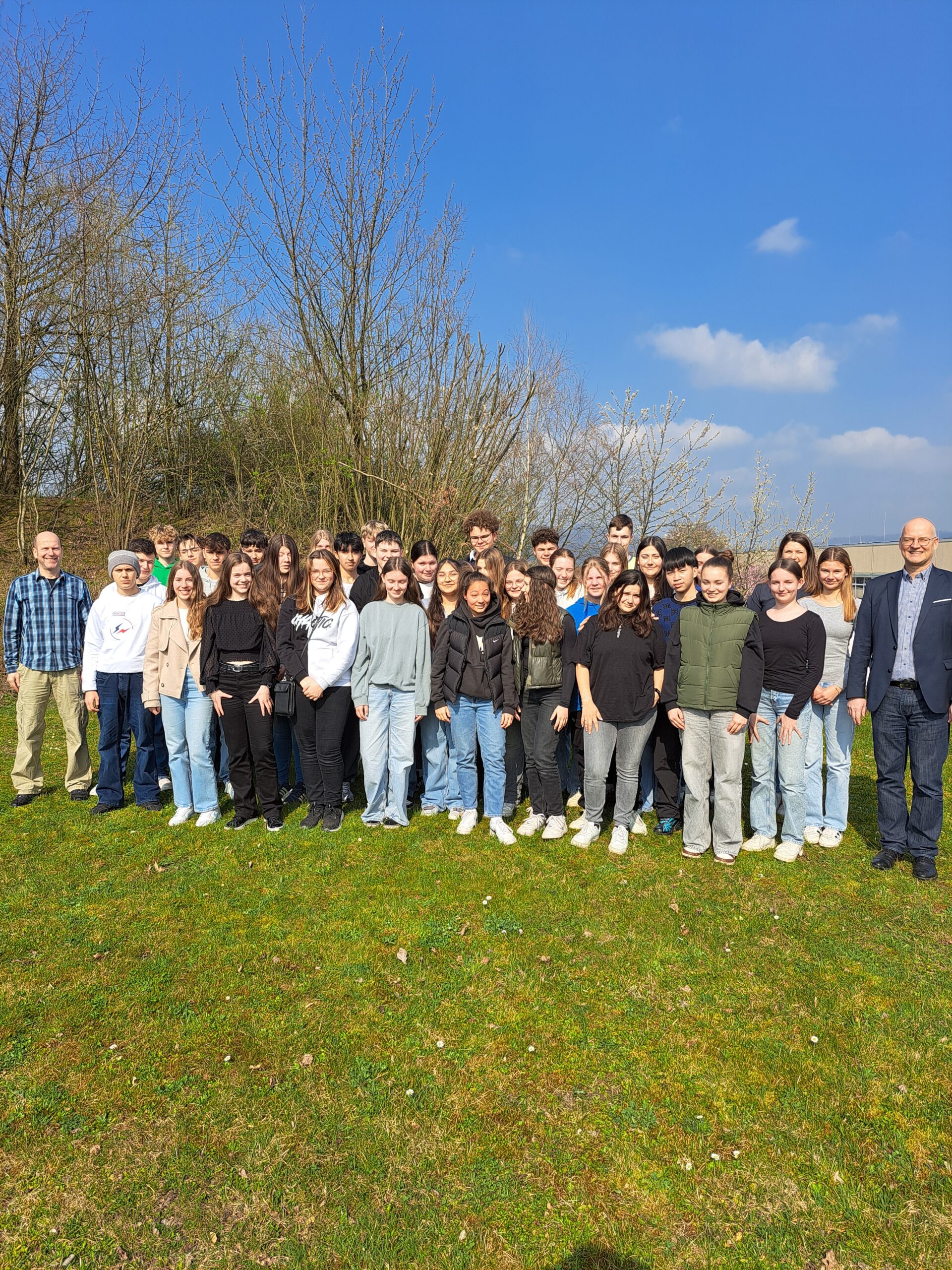 Das Bild zeigt alle Schüler/innen auf einer Wiese in einer Reihe stehend, die ihre DELF Prüfung bestanden haben