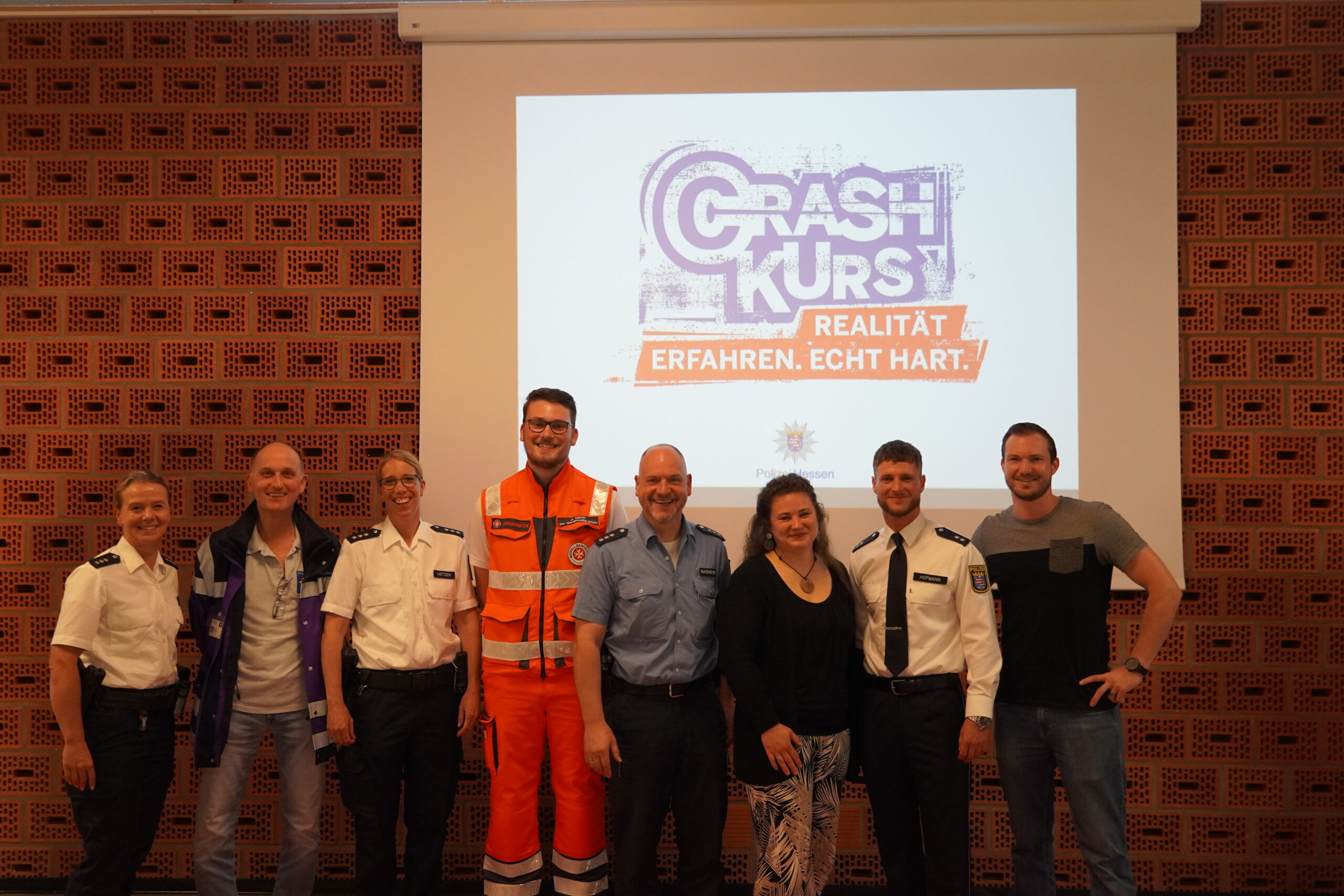 Das Bild zeigt die Polizeibeamt/innen, die den Crashkurs an der HBS durchgeführt haben
