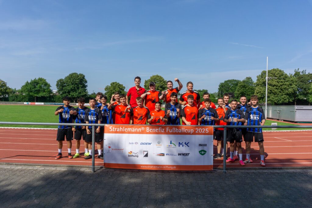 Unsere Teilnehmer am Strahlemann Cup 2025 stehen in mehreren Reihen und jubeln