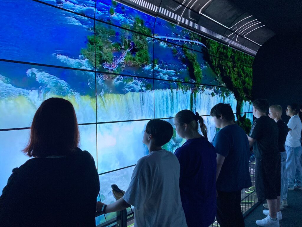 Die Simulation Hyperbus zeigt Wasserfälle und andere Landschaften der Erde