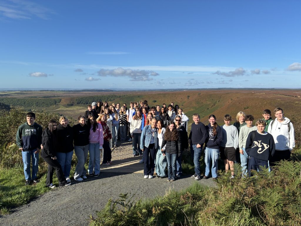 Schüler/innen stehen auf einem Weg im Freien in England