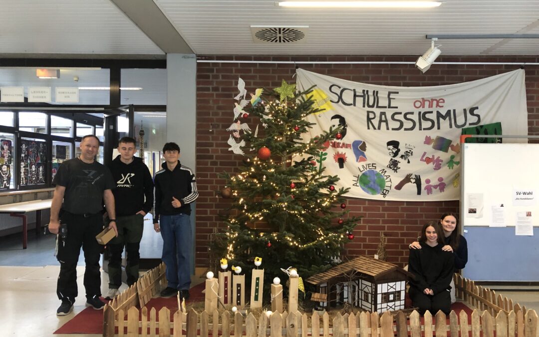 Neuer Weihnachtsbaum schmückt das Schulfoyer