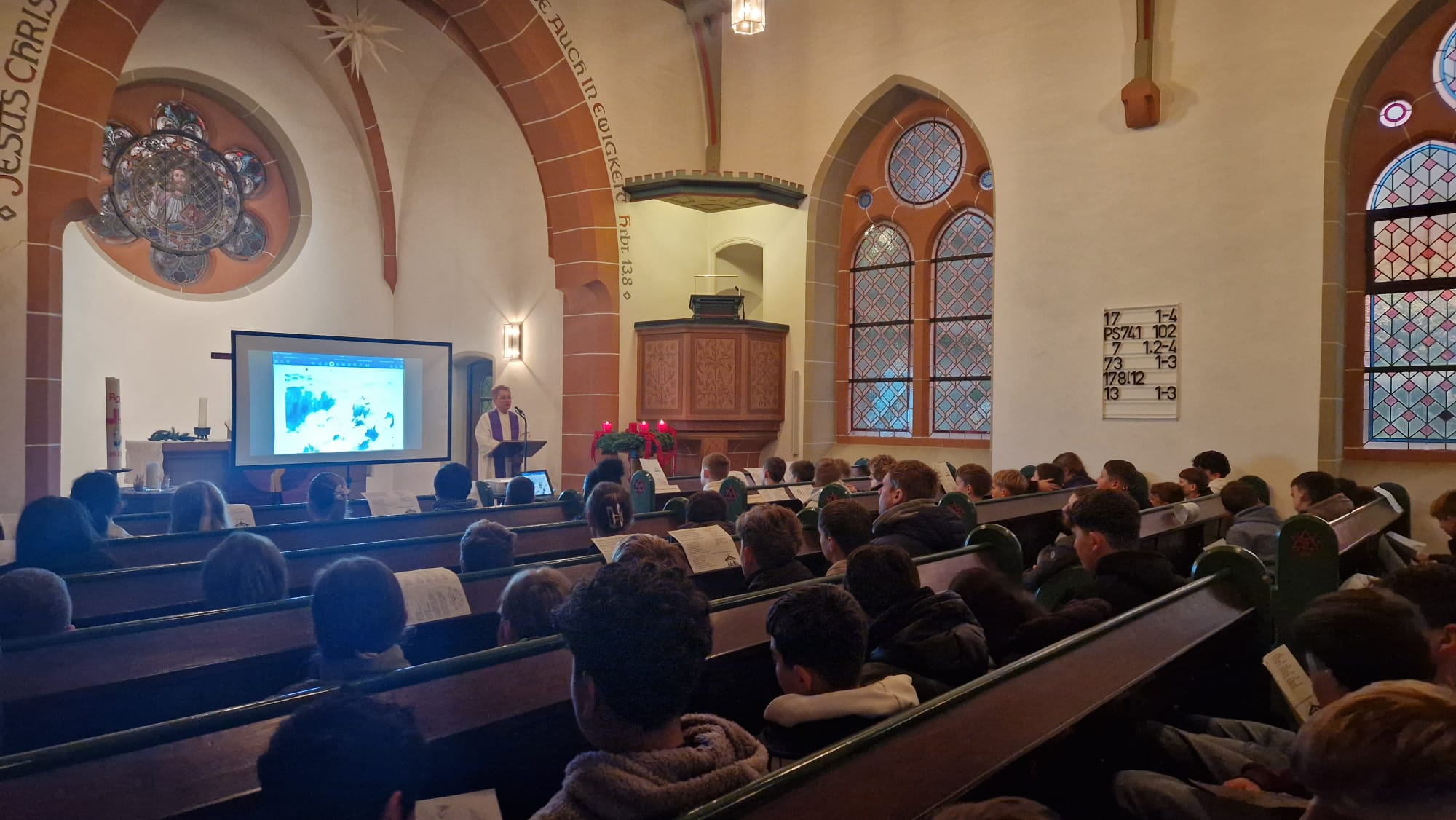 Schulklassen zu Besuch im Gottestdienst in einer Kirche