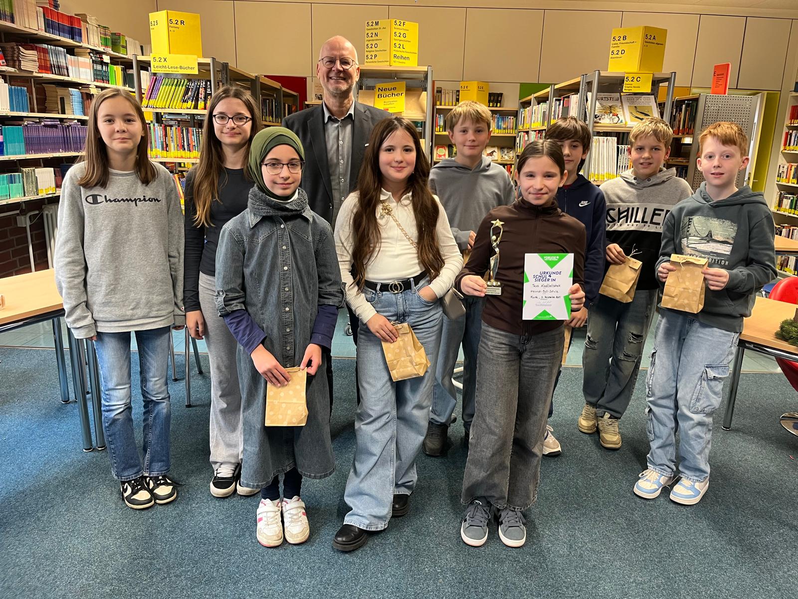 Das Bild zeigt Schüler/innen in der Mediothek