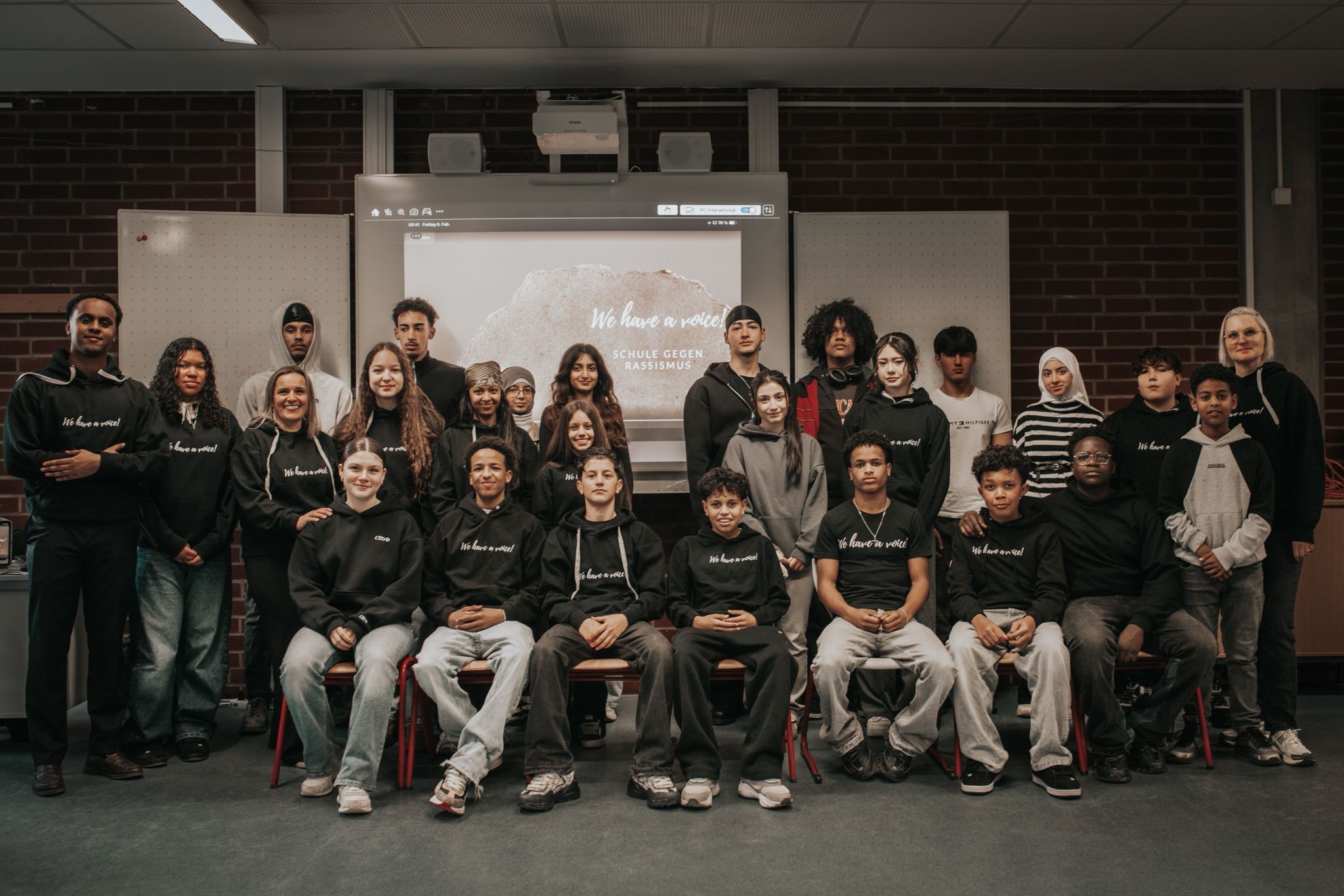 Das Bild zeigt alle beteiligten Schüler/innen der Anti-Rassismus-Woche nebeneinander
