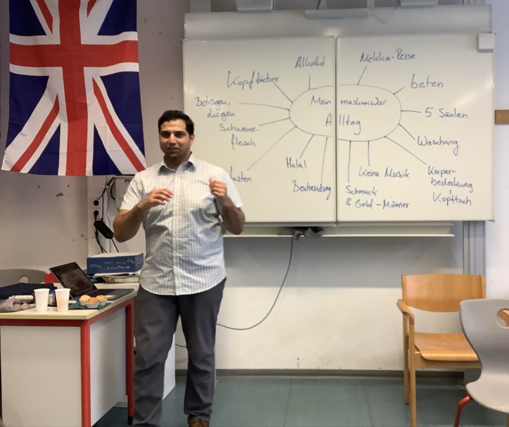 Referent steht vor dem Whiteboard