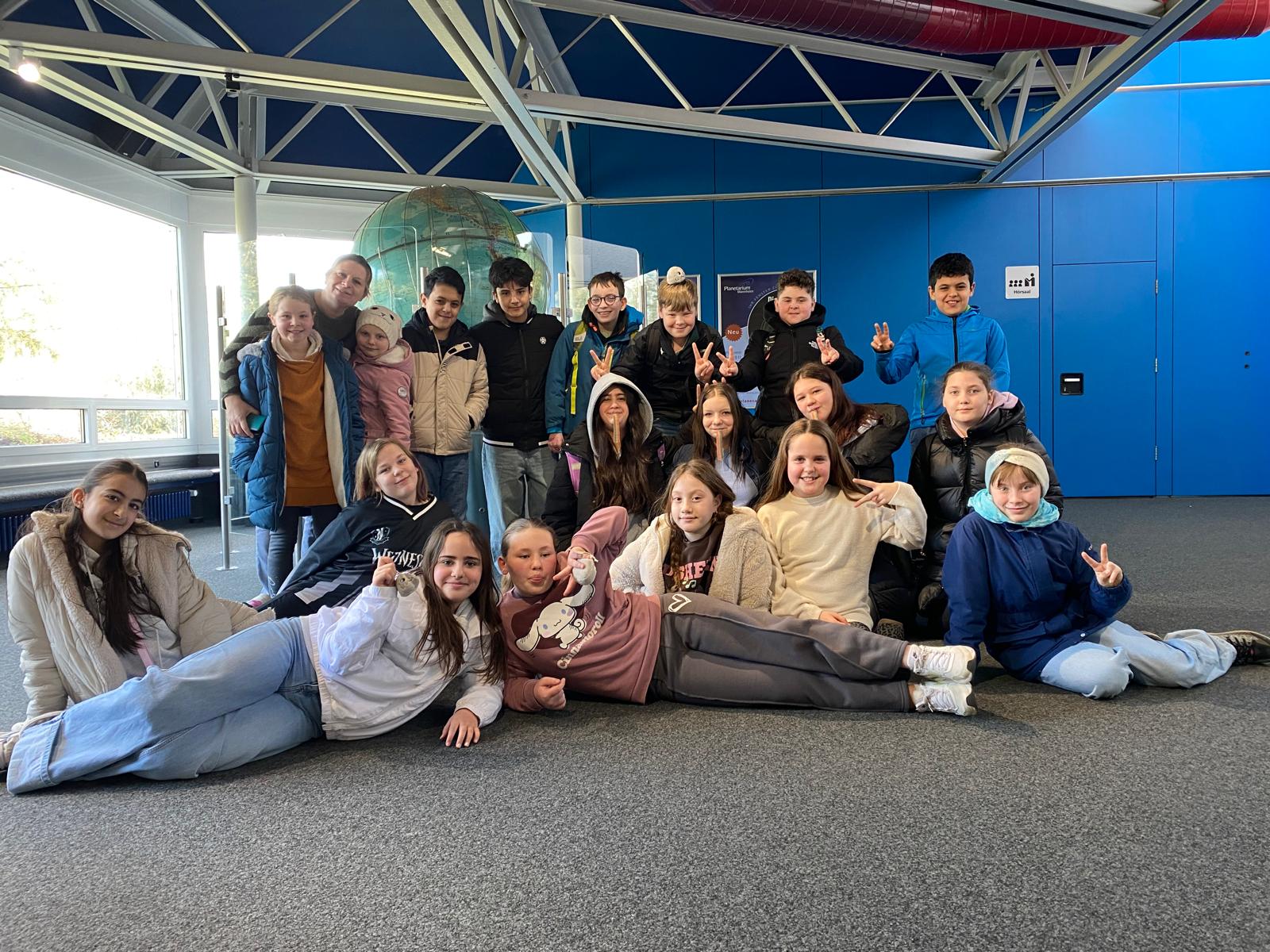 Gruppenfoto der Klasse 5/4 im Planetarium
