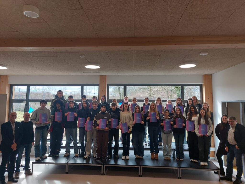 SchülerInnen stehen im Neubau auf der Bühne