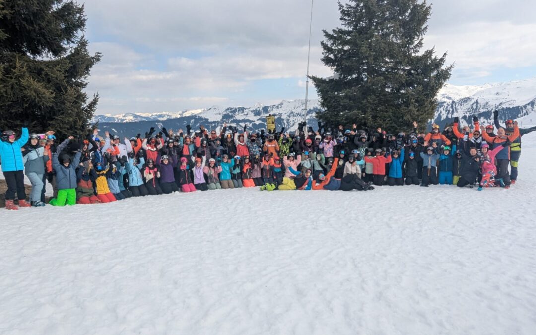 Skifahren, feiern und Spaß haben.
