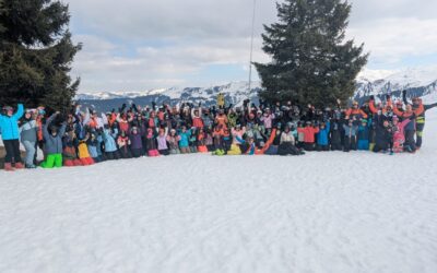 Skifahren, feiern und Spaß haben.