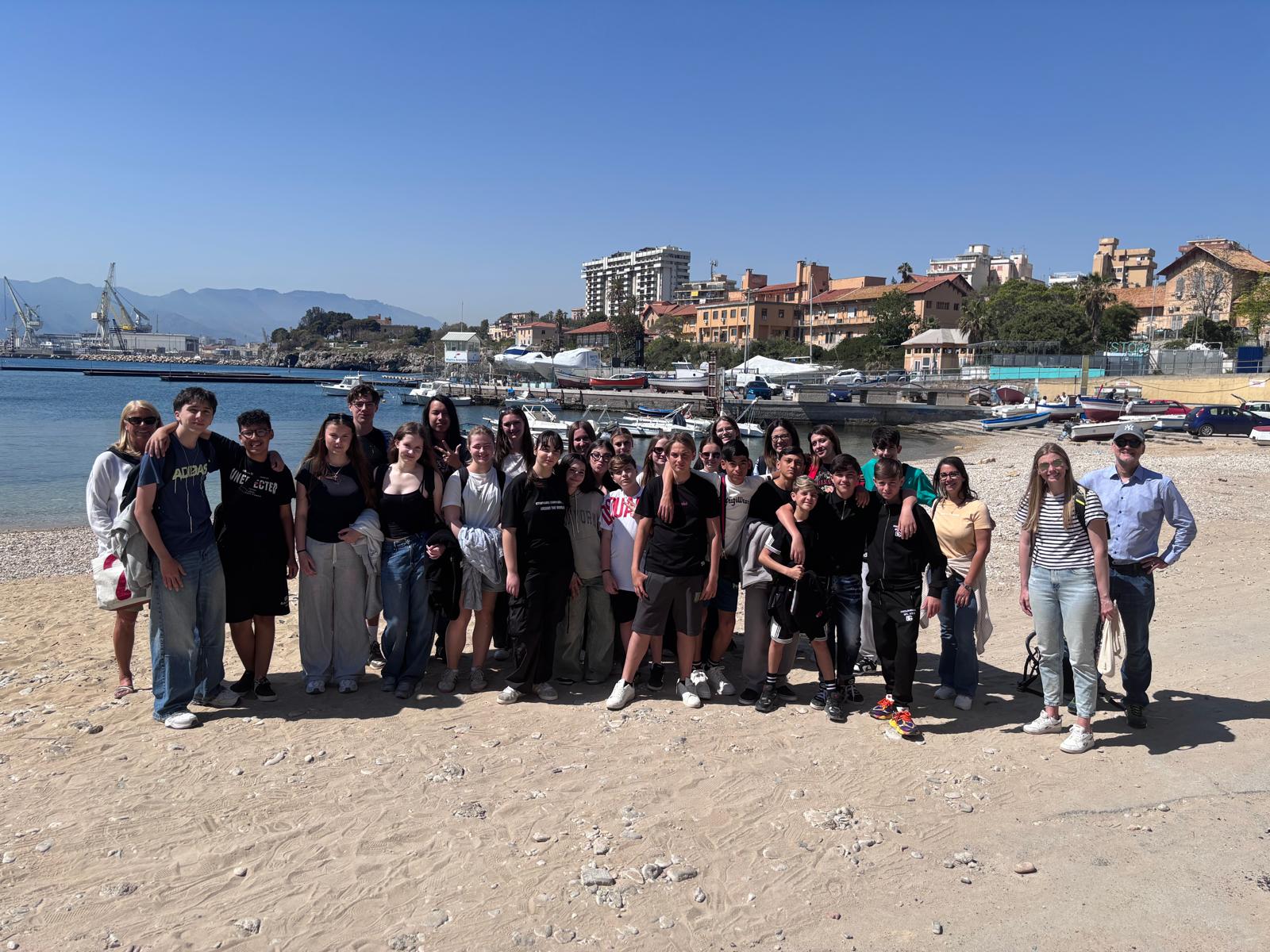 Schüler/innen am Strand in Italien