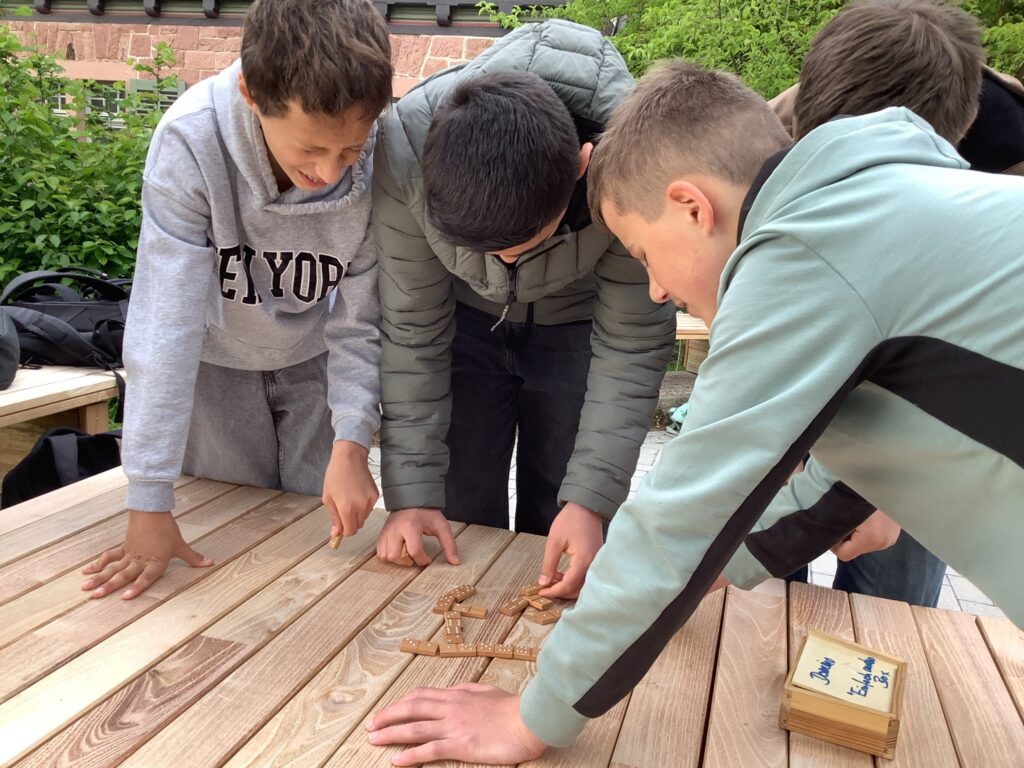 4 Schüler beim Workshop wie sich Blindheit anfühlt