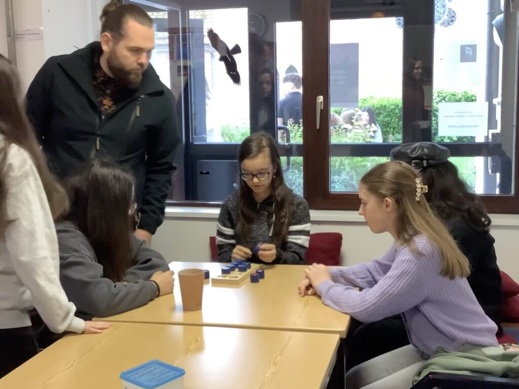 Schulsozialarbeiter Philipp bei der Station: wie fühlt sich Blindheit an.