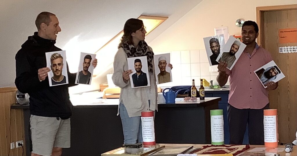 Auf dem Foto ist Klassenlehrerin Anna-Lena Eckert (Klasse 7/1) zu sehen. Es ging darum, wie ein Moslem in der Vorstellung der Schülerinnen und Schüler aussieht.