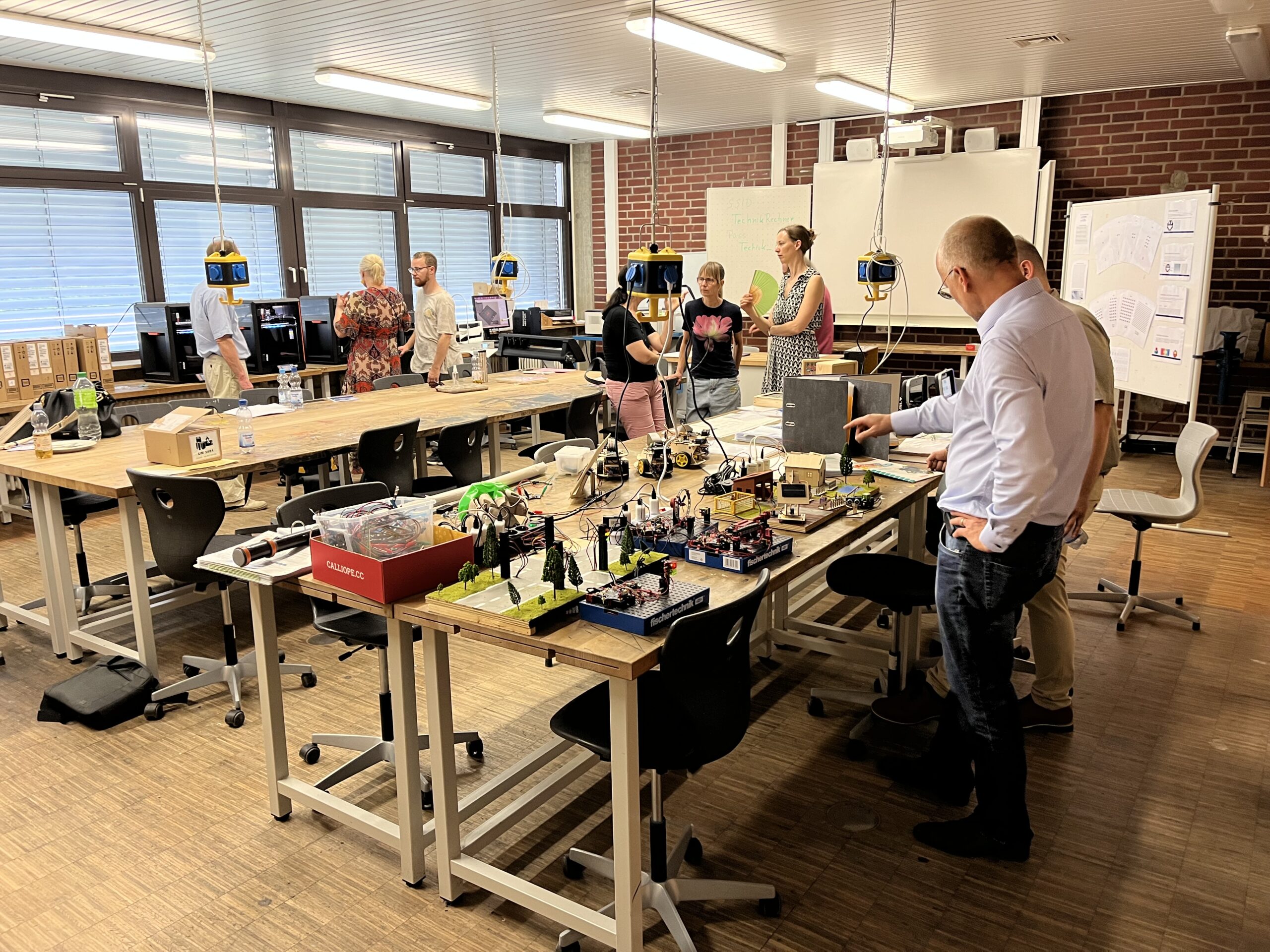 Maker Space der HBS mit Ausrüstung und Besuchern
