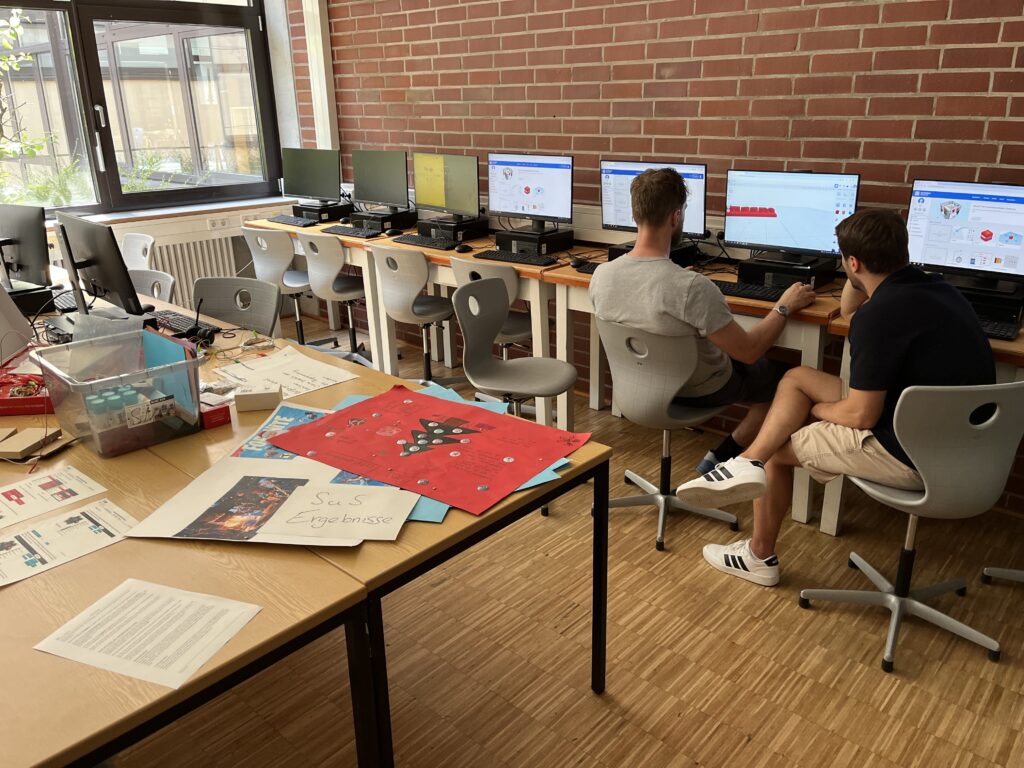 2 Lehrer arbeiten im Computerraum am PC