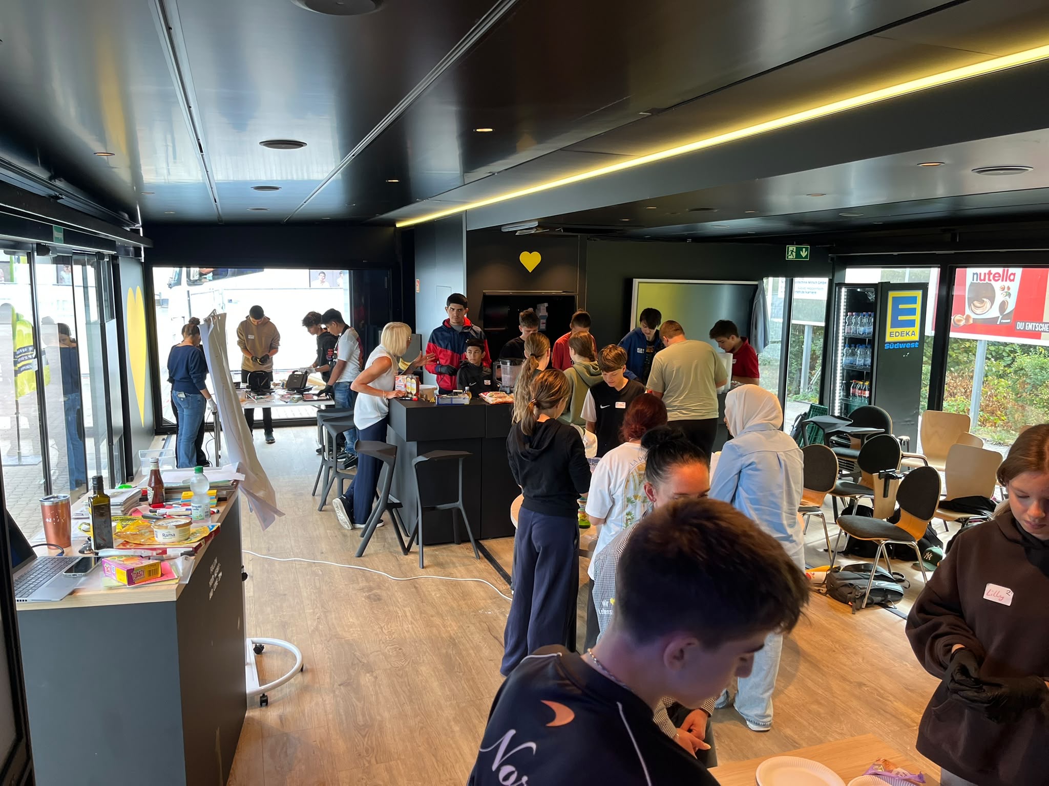 Schüler/innen nehmen im Edeka an Workshops zum Thema Ernährung teil