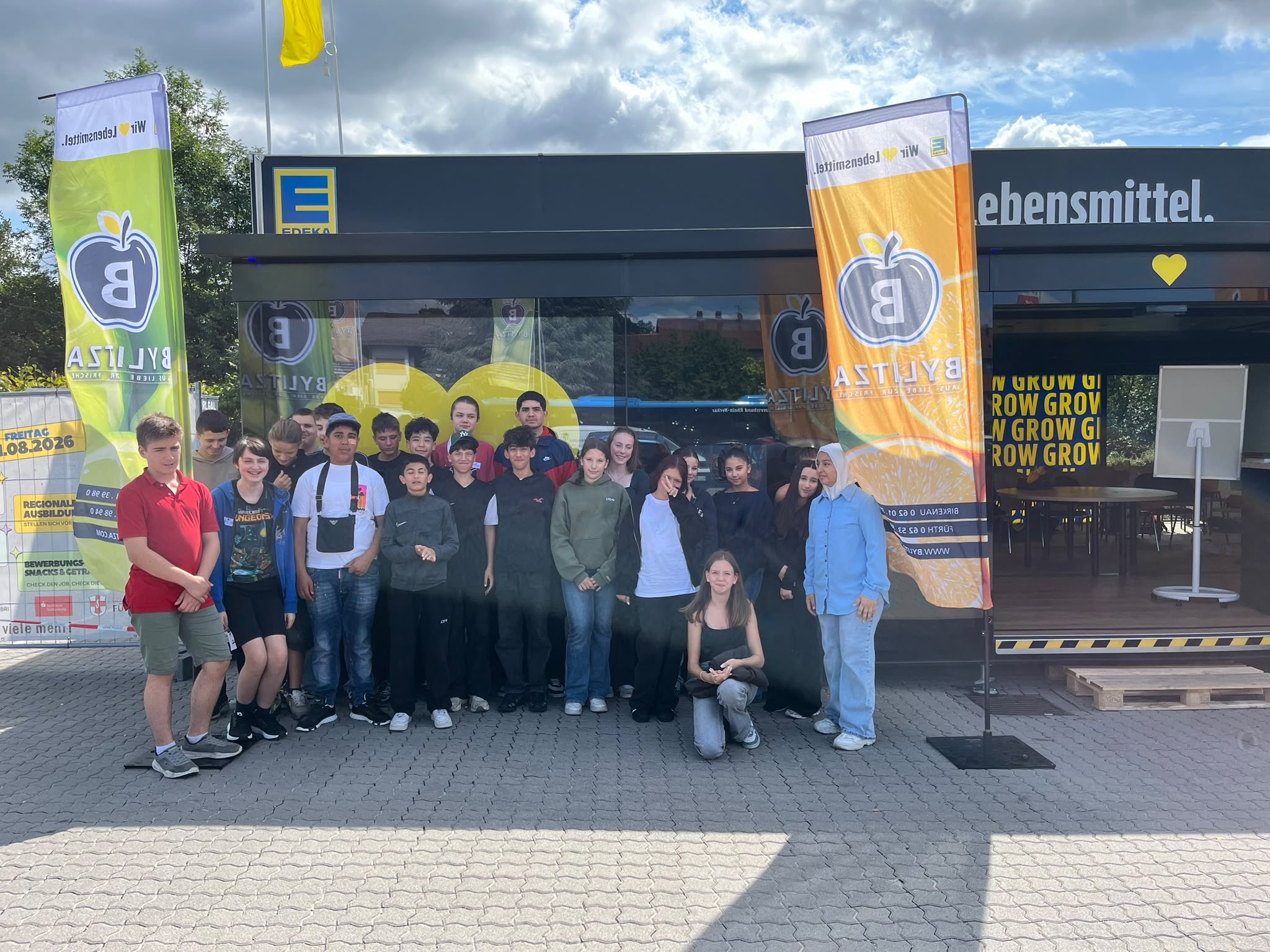 Schüler der HBS stehen vor dem Edeka Bylitza in Fürth