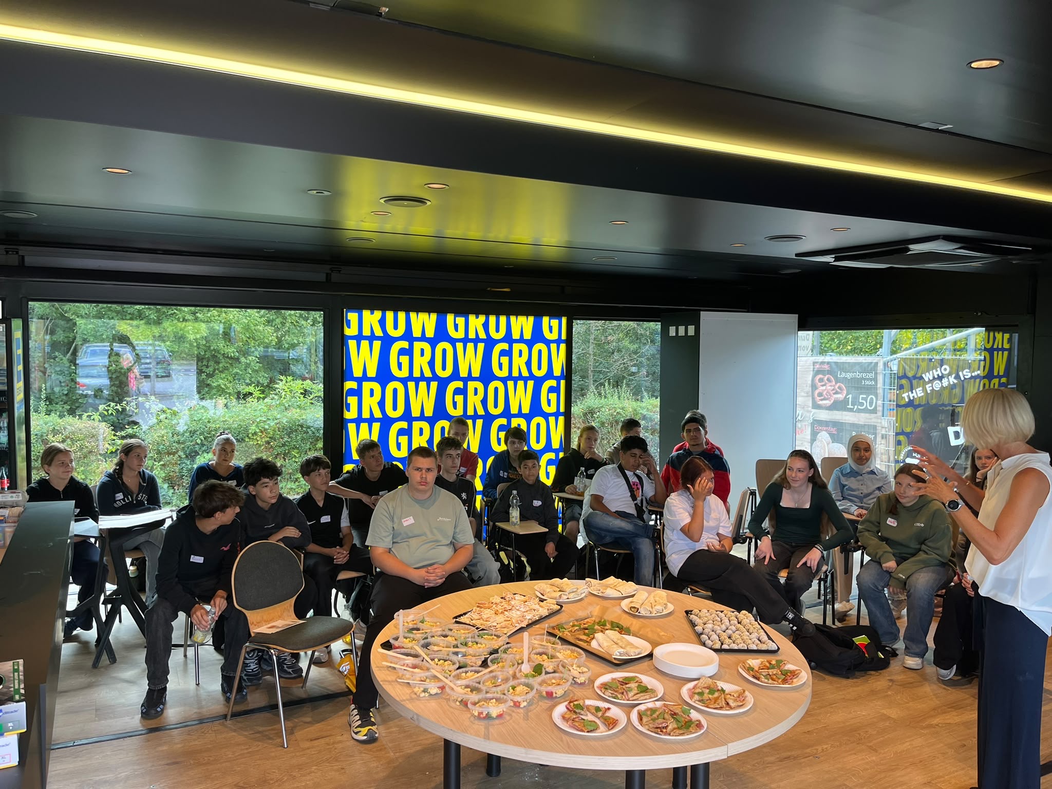Schüler/innen bei Workshops im Edeka zu gesunder Ernährung