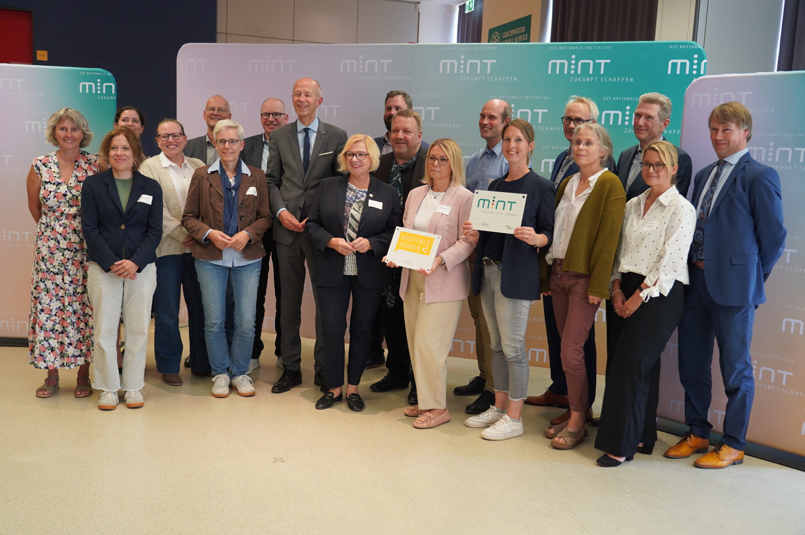 Gruppenfoto mit Politikern und Lehrkräften bei der Ehrungsfeier zur Digitalen Schule