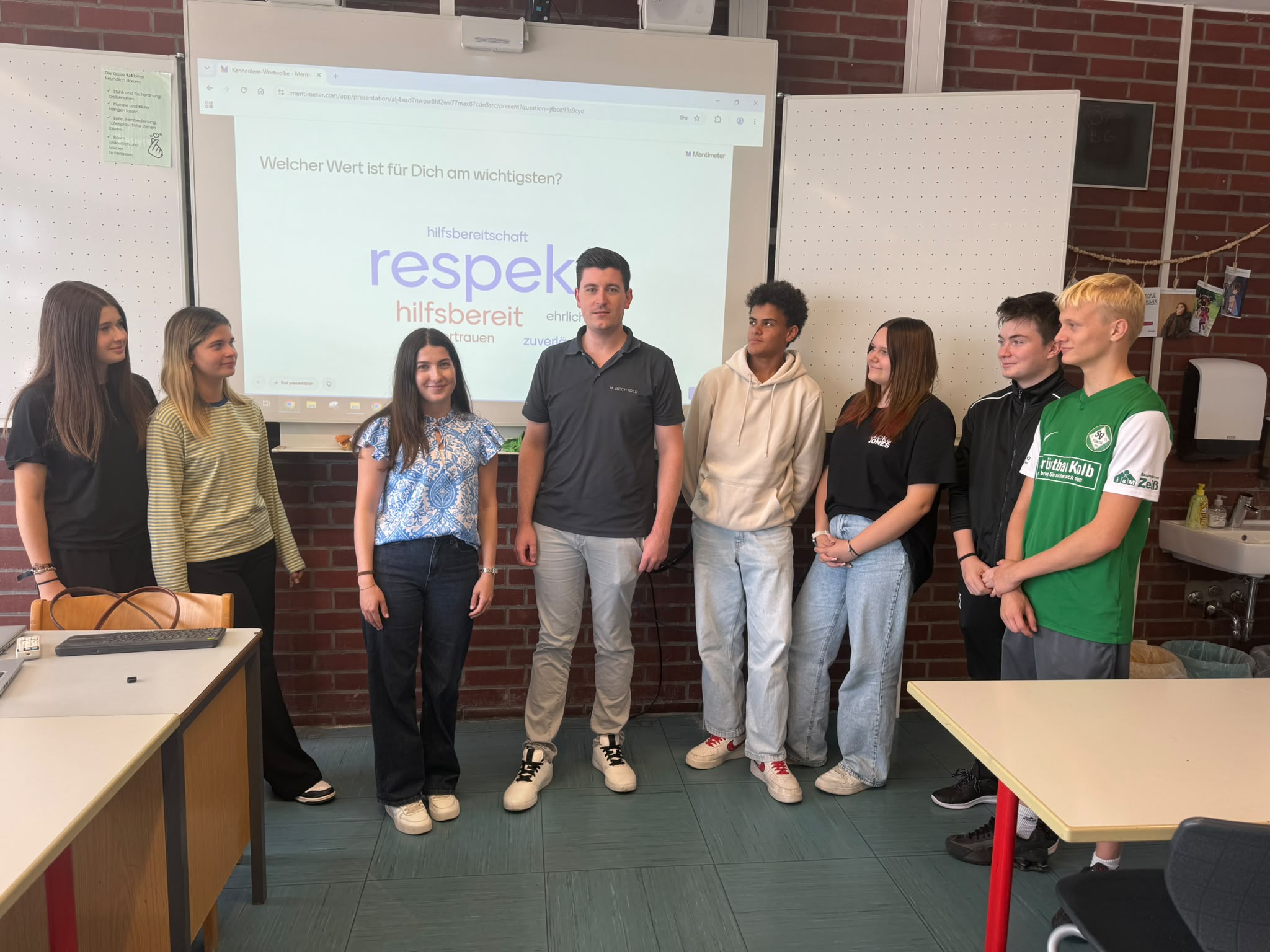 Gruppenfoto vor dem Smartboard mit den neuen Mentor/innen