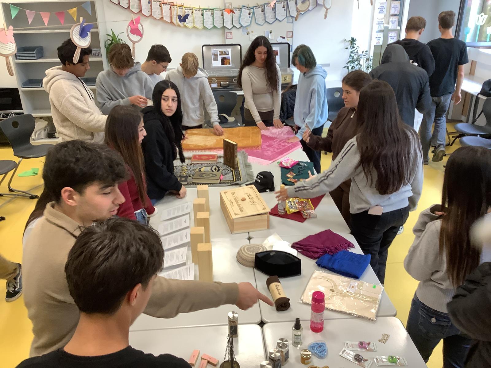 Schüler/innen der 10. Klasse bei einem Workshop über Religion im Klassenraum