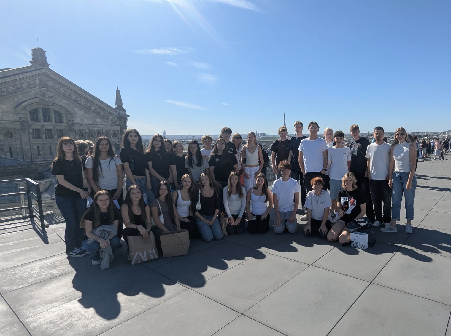 Gruppenfoto vor einem Gebäude in Paris